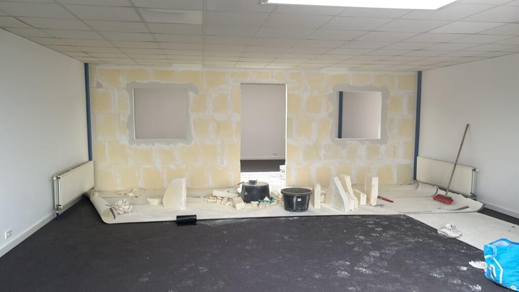 Tussenwand geplaatst in kantoor en ramen daarin